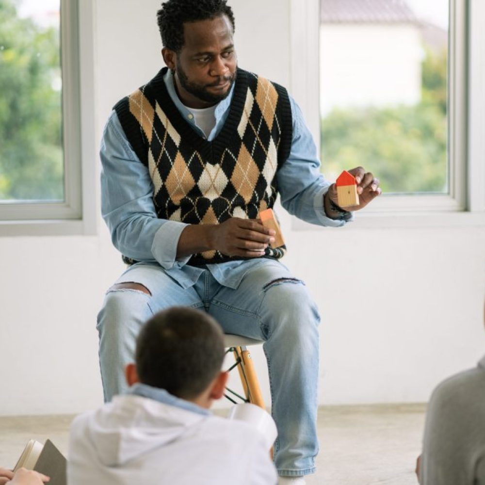 african-american-teacher-teaching-about-family-to-2025-03-05-22-49-23-utc-scaled-r8esfjsi6cjyn9vy56wski83b4fnfrluwbkl47c3tk